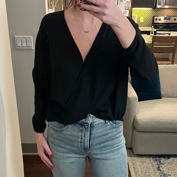 H&M Tops - 🩷 3/$30 H&M Divided V Neck Black Blouse (Women’s Size 4)